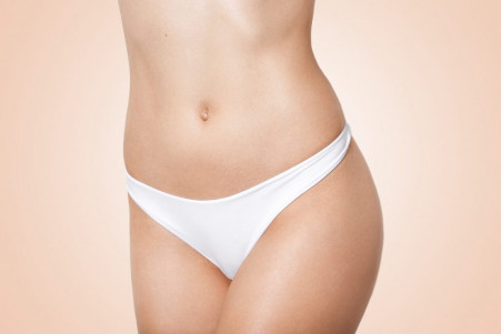 苗条的身体女人白色内衣米色女性与完美的数字显示她的平坦光滑的腹部1024x683 1