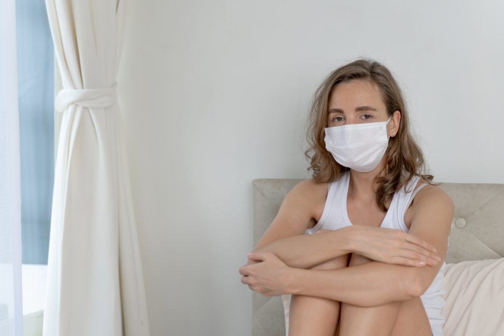 戴口罩的妇女保护感觉不适头痛咳嗽因为冠状病毒covid 19隔离室1024x683
