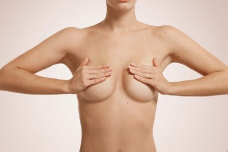 裸体女人覆盖自己1 1024x683 1